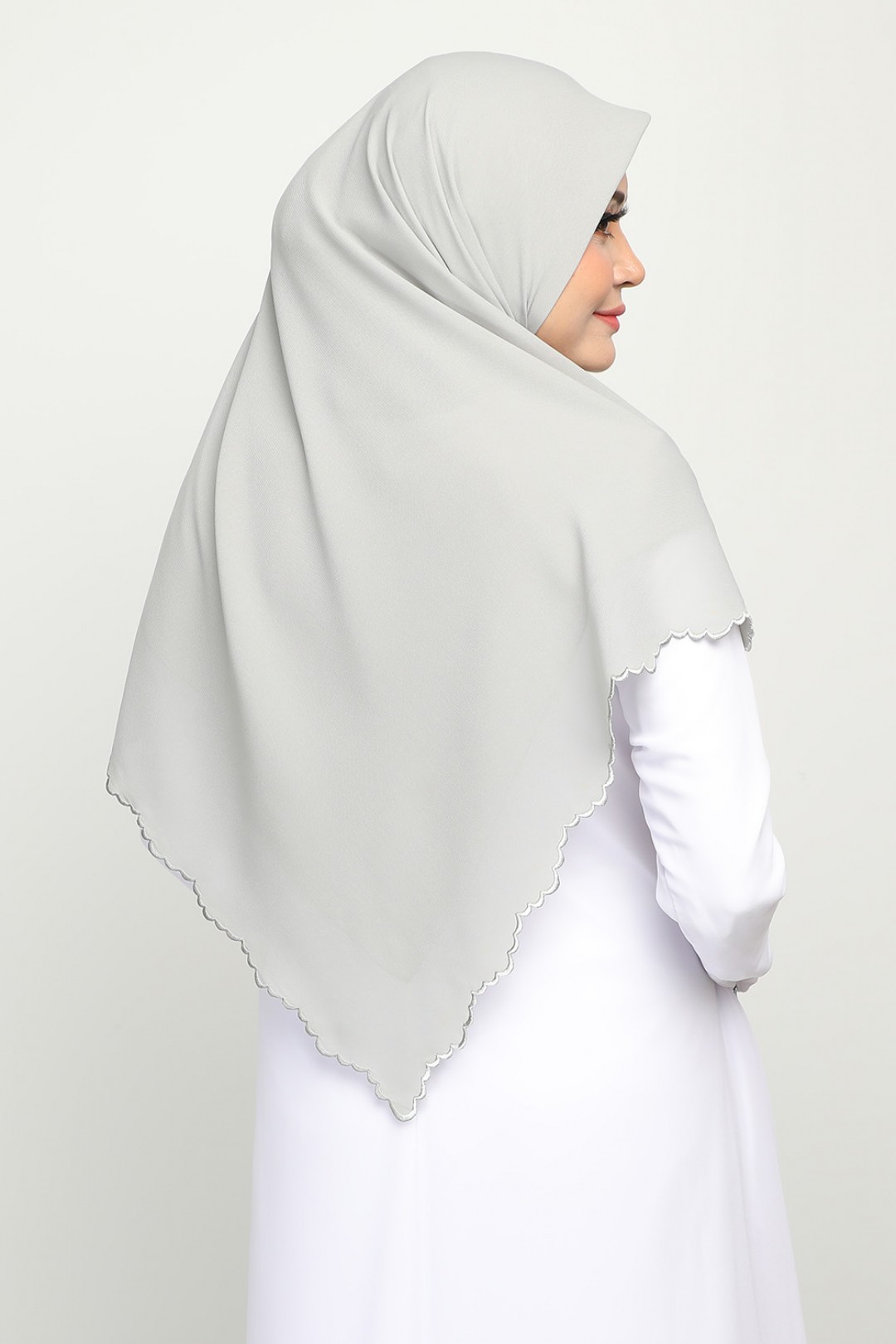[AS-IS]-Bawal Sulam Silver Crest